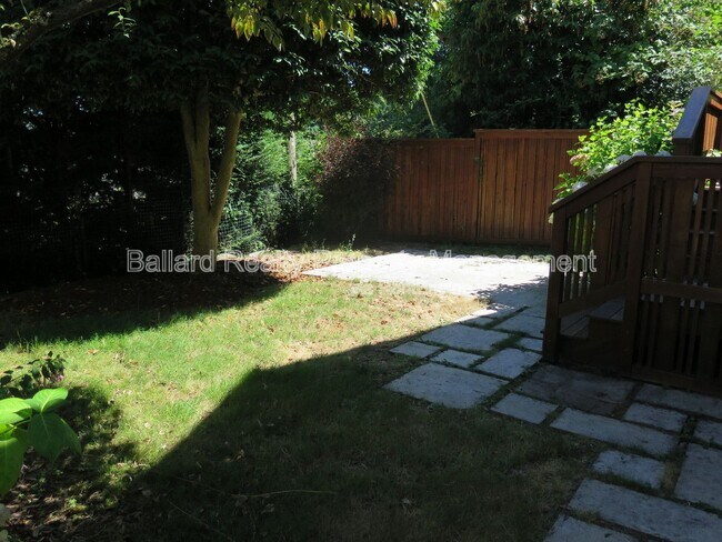 Building Photo - 3246 Conkling Pl W
