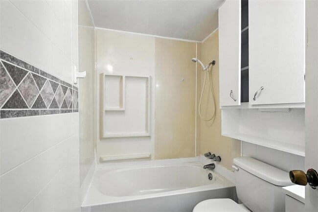 Building Photo - A must see 3 bedroom 2 bath in El Reno!