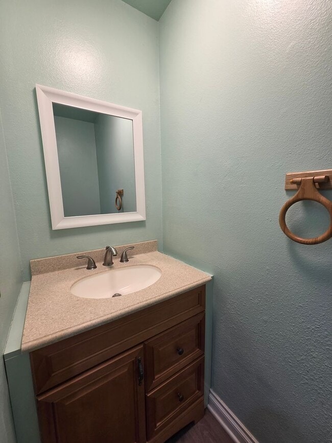 Building Photo - 3 Bedroom 2.5 Bath Town House