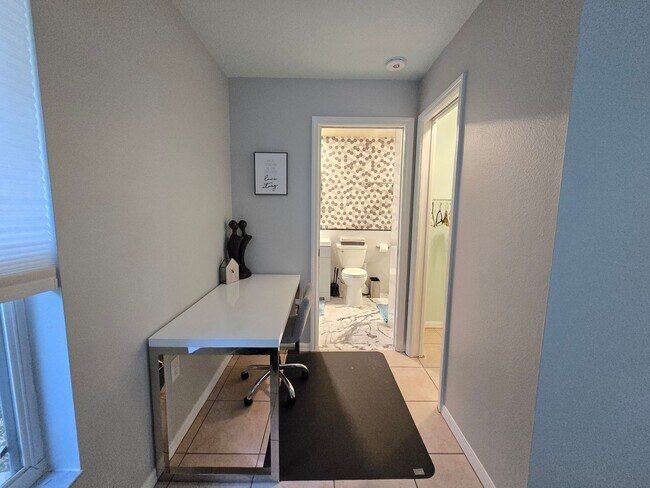 Building Photo - Remodeled 2 bed/ 2 bath/ 2 car garage ~ Annual Rental in Sarasota ~