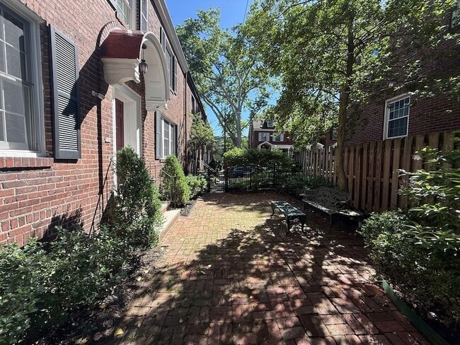 Building Photo - 506 Roslyn Pl