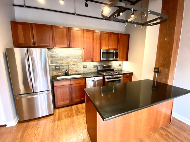 Building Photo - 1500 W Monroe St