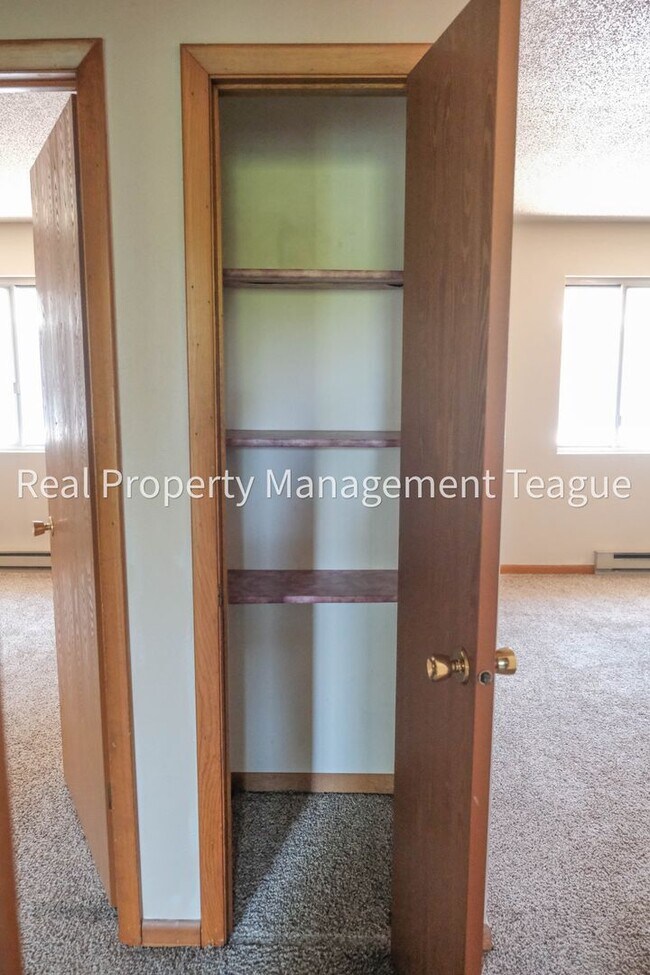 Building Photo - Pine Lane 32 B