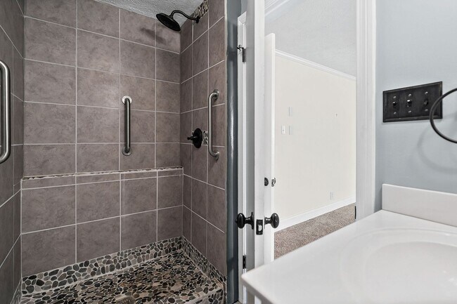 Building Photo - Renovated 3 Bedroom Pet Friendly Home For Rent!