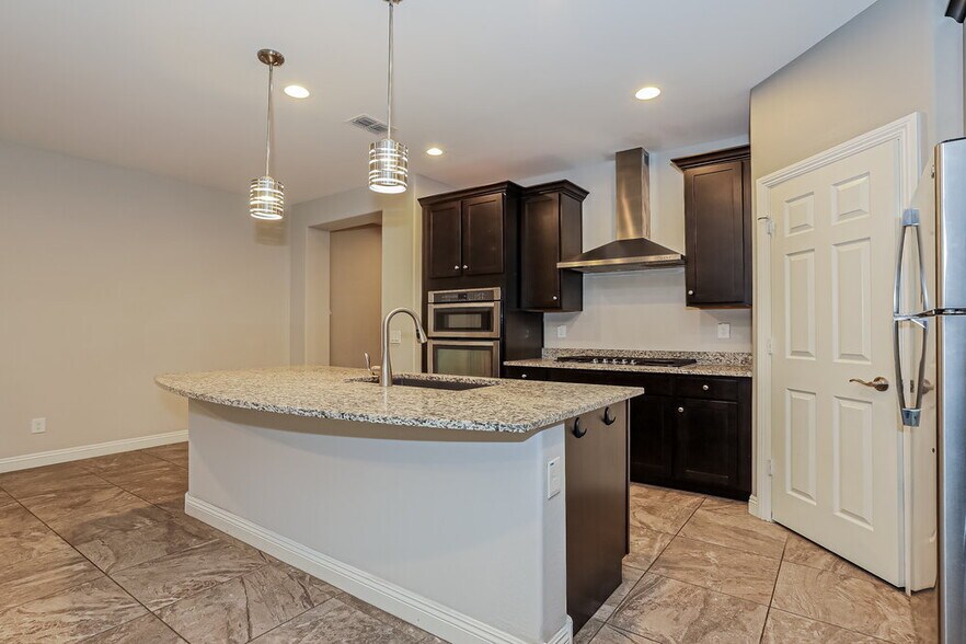 Building Photo - 10820 E Topaz Ave