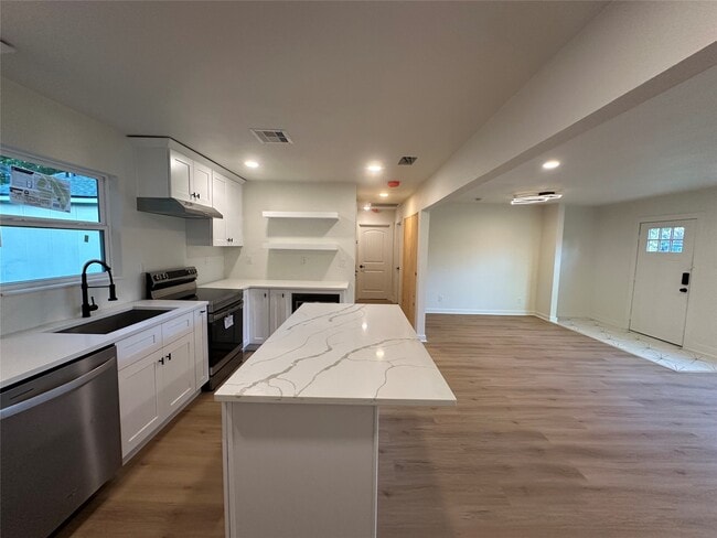 Building Photo - 5017 Kenilwood Dr