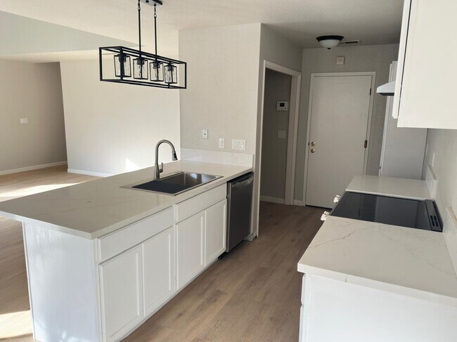 Building Photo - 900 Grandview Cir