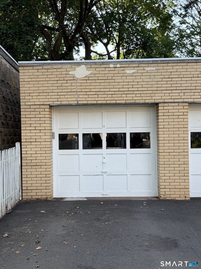 Building Photo - 858 Orange St