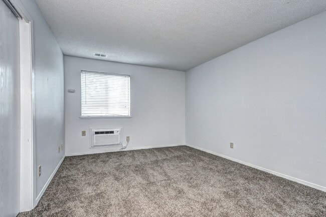 Building Photo - 2 bed 1 bath Condo in Victoria Crossing II