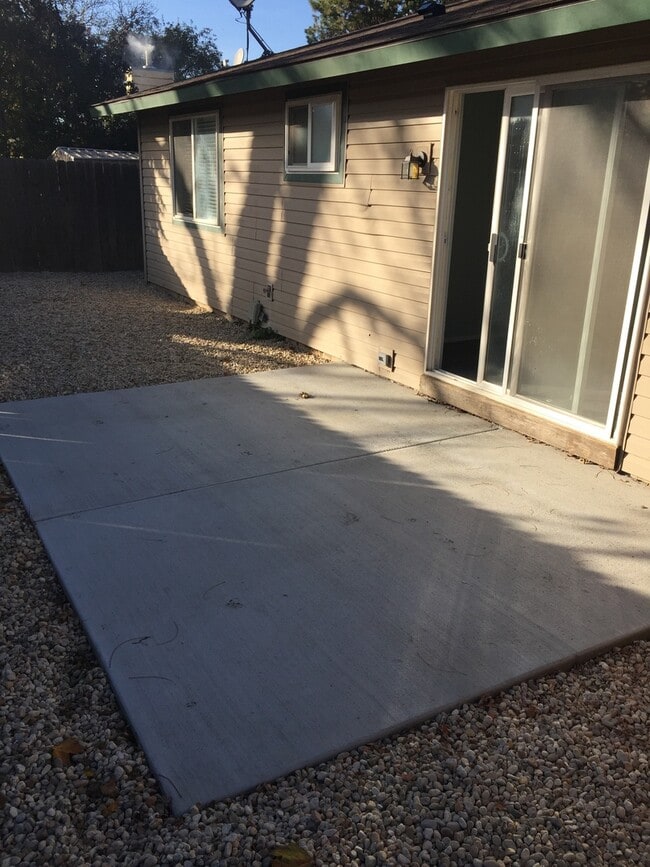 Building Photo - 3 bedroom 2 bathroom,  1 car garage, fence...