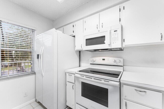 Building Photo - 2230 N Cypress Bend Dr