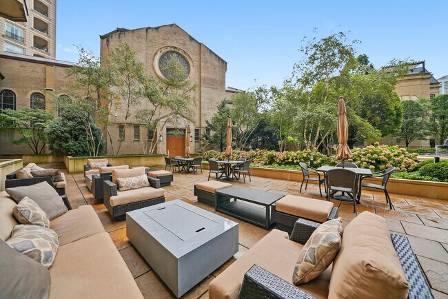 Building Photo - 2550 N Lakeview Ave