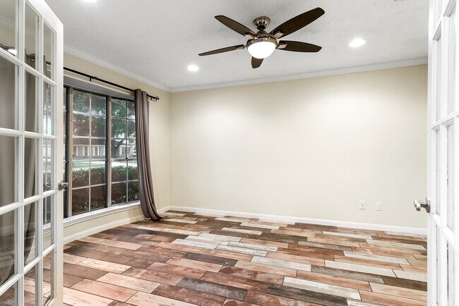 Building Photo - 215 Gentilly Dr