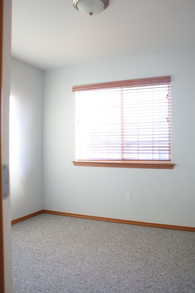 Building Photo - 3 bdrm, 2.5 Bath, 2 car Garage, Gas heat, ...