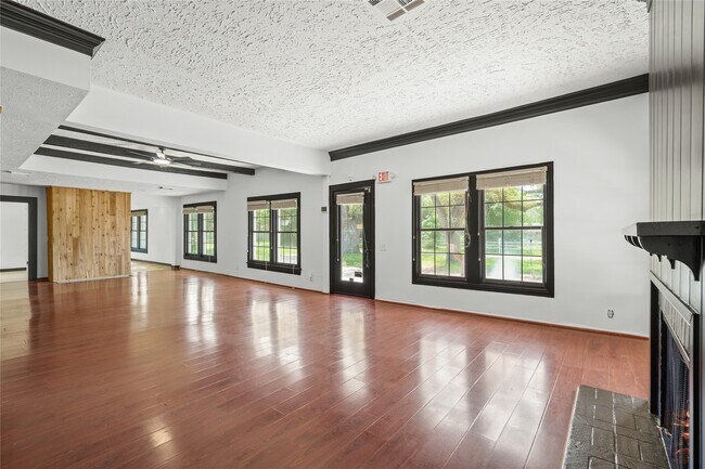 Building Photo - 30318 2nd St