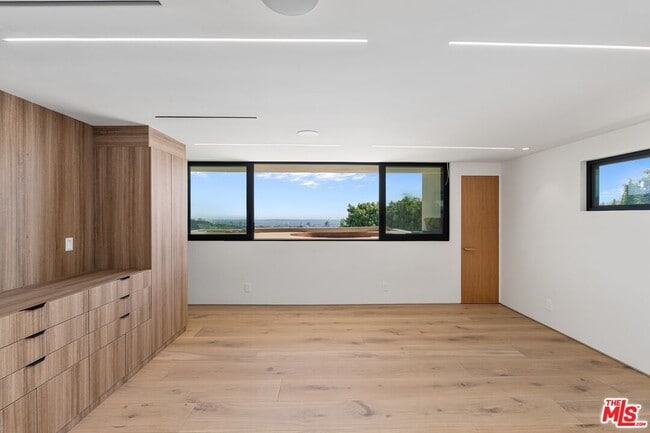 Building Photo - 2501 Banyan Dr