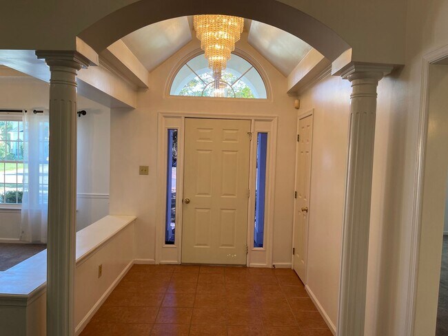 Building Photo - Beautiful 4-Bedroom Ranch in Courthouse Es...