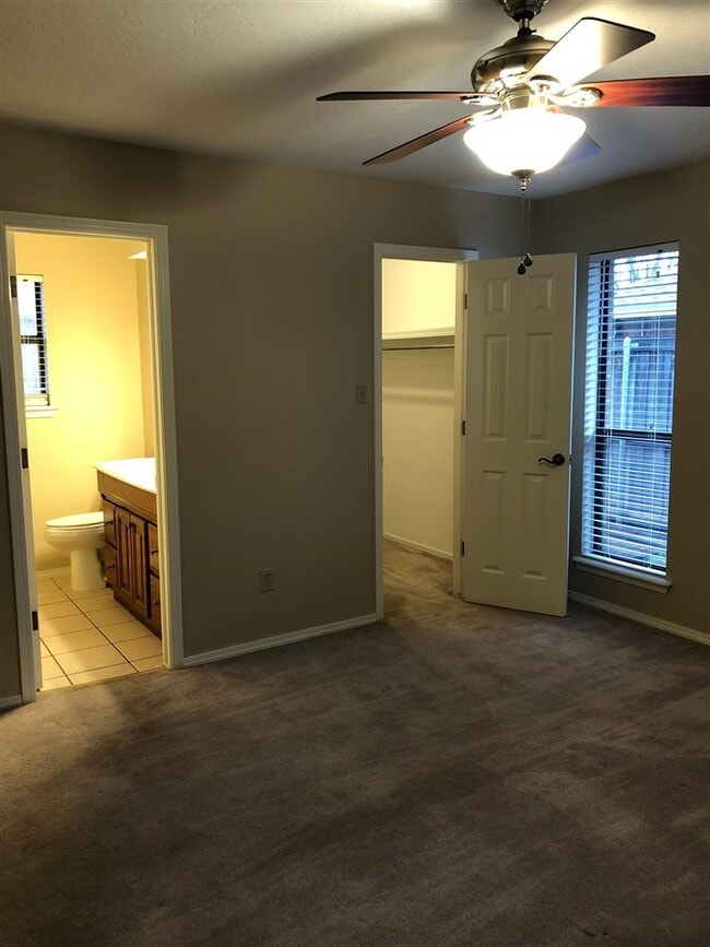 Building Photo - 1405 SE Hillcrest Ave