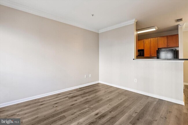 Building Photo - 4860 Eisenhower Ave