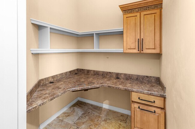 Building Photo - Executive Gainesville Rental: Custom 4 Sui...