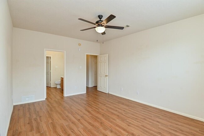 Building Photo - 1030 Riverwood Dr