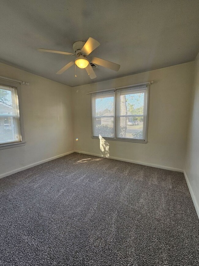 Building Photo - (2) Bed/(1) Bath Avail NOW!