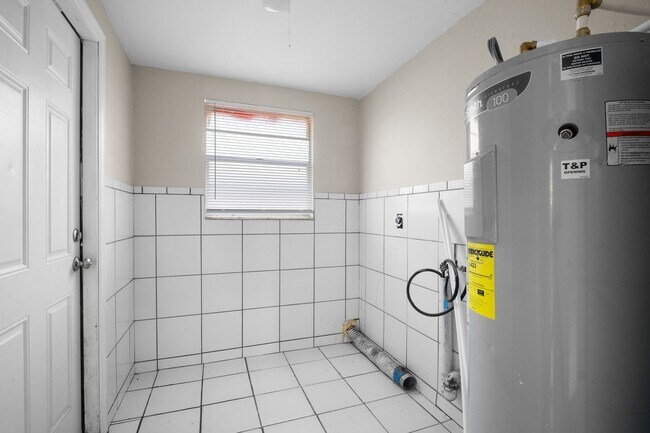 Building Photo - 1706-1708 Cypress Dr