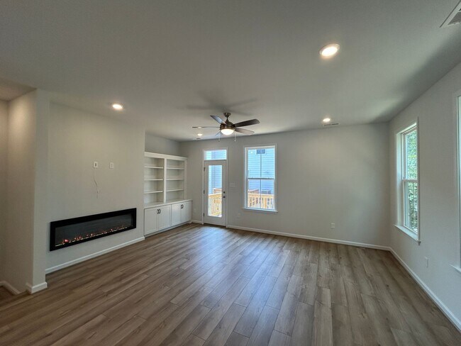 Building Photo - Luxury End-Unit Townhome with 2-Car Garage, Deck & Bonus Room – Available June 5!