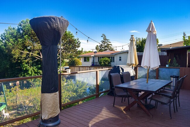 Building Photo - Semi furnished!