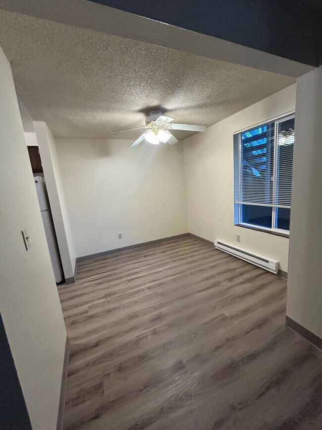 Building Photo - (946) 2780-B - Beautiful Updated 2-bedroom/1-bath