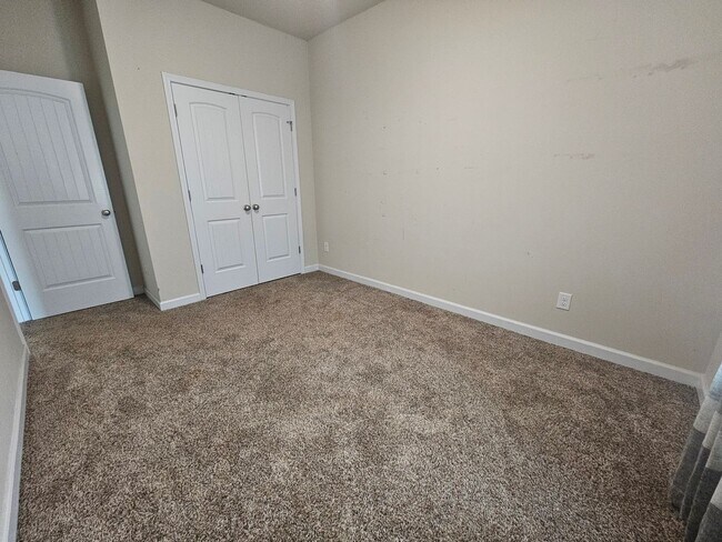 Building Photo - Spacious & Renovated 3 Bed Townhome w/ Garage