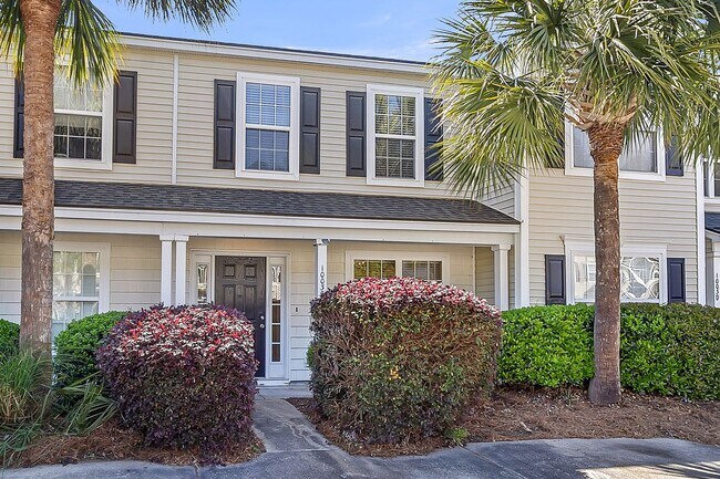 Building Photo - Easy, Modern Comfort in a Prime Charleston Location!