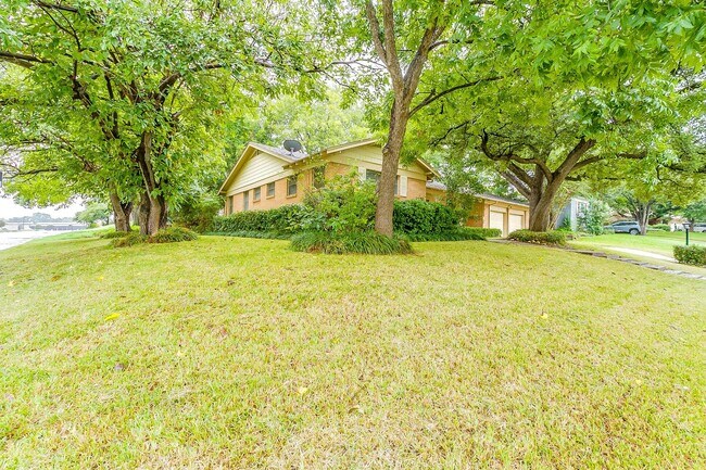 Building Photo - Ready for New Tenants- Large 3 bed, 2 bath...
