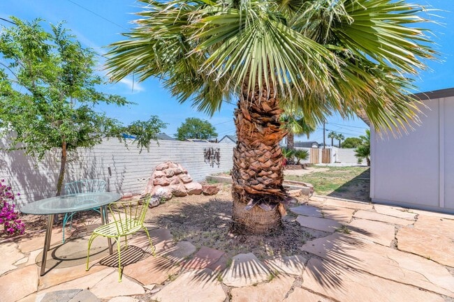 Building Photo - 3904 E Sahuaro Dr