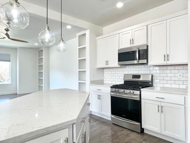 Building Photo - Gorgeous Townhome in South Jordan!