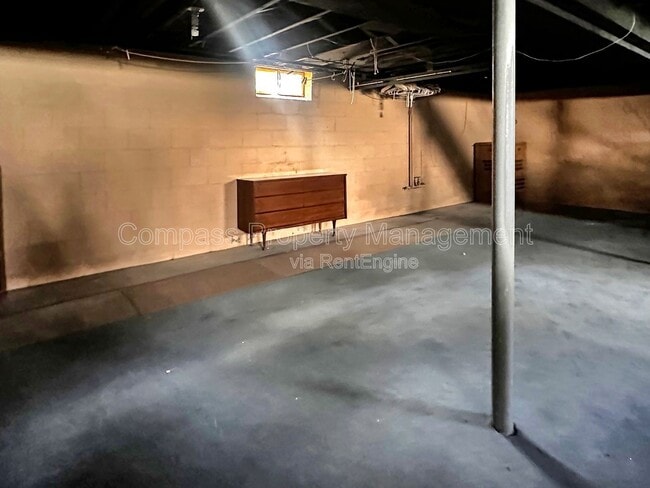 Building Photo - 2713 S Burdick St