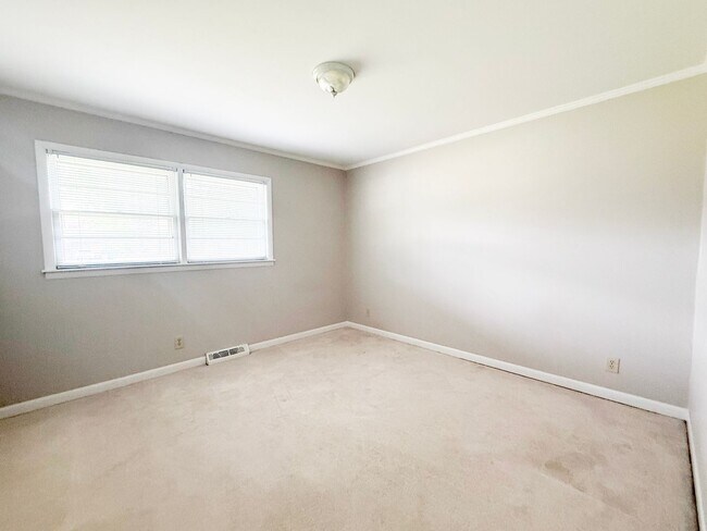 Building Photo - 3-Bedroom Home with Spacious Yard, Storage Shed & Natural Light