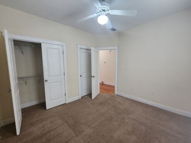 Building Photo - 2110 Lakeside Dr