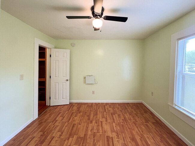 Building Photo - 2BR/1BA Pet Friendly Cottage off Waldo Roa...