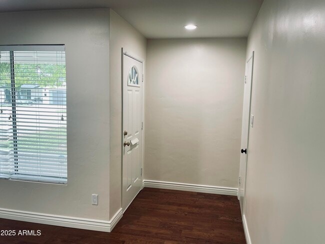 Building Photo - 4702 E Wilshire Dr