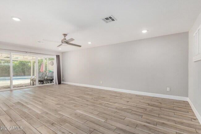 Building Photo - 429 W Flower St