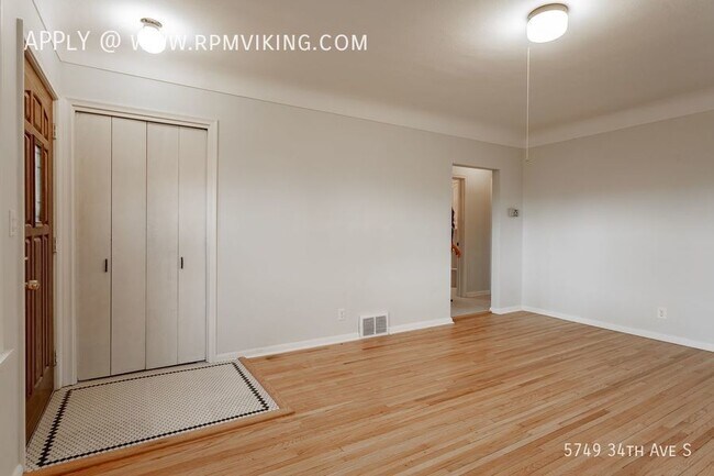 Building Photo - 3 Bed 2 Bath Home with large 2.5 Car Garage