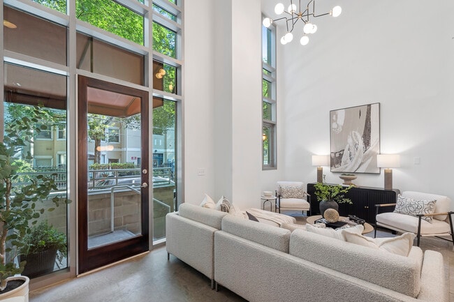 Building Photo - 905 Juniper St NE