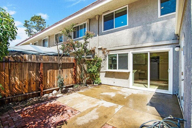 Building Photo - Live by the Lakeside -  Upgraded Spacious TOWNHOME in Lakeside Park