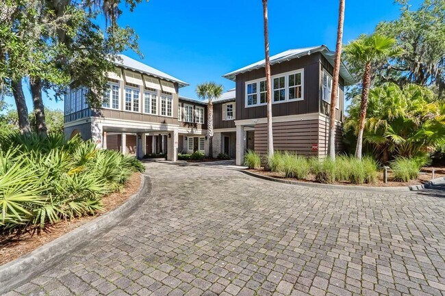 Building Photo - Luxury Living in exclusive and gated Oyste...