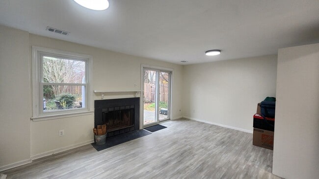 Building Photo - Beautifully Remodeled  End-Unit Townhome