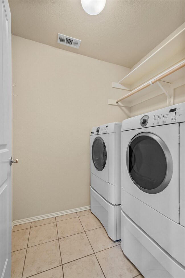 Building Photo - 4462 W Alberta St