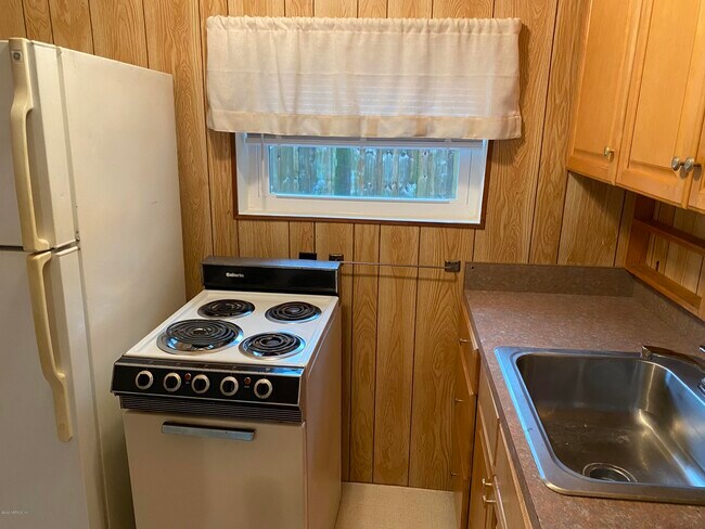 Building Photo - 2233 Ernest St