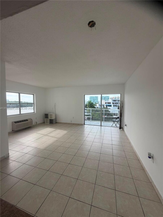 Building Photo - 400 Kings Point Dr