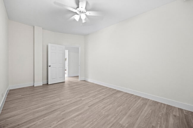 Building Photo - 1828 N Palmway